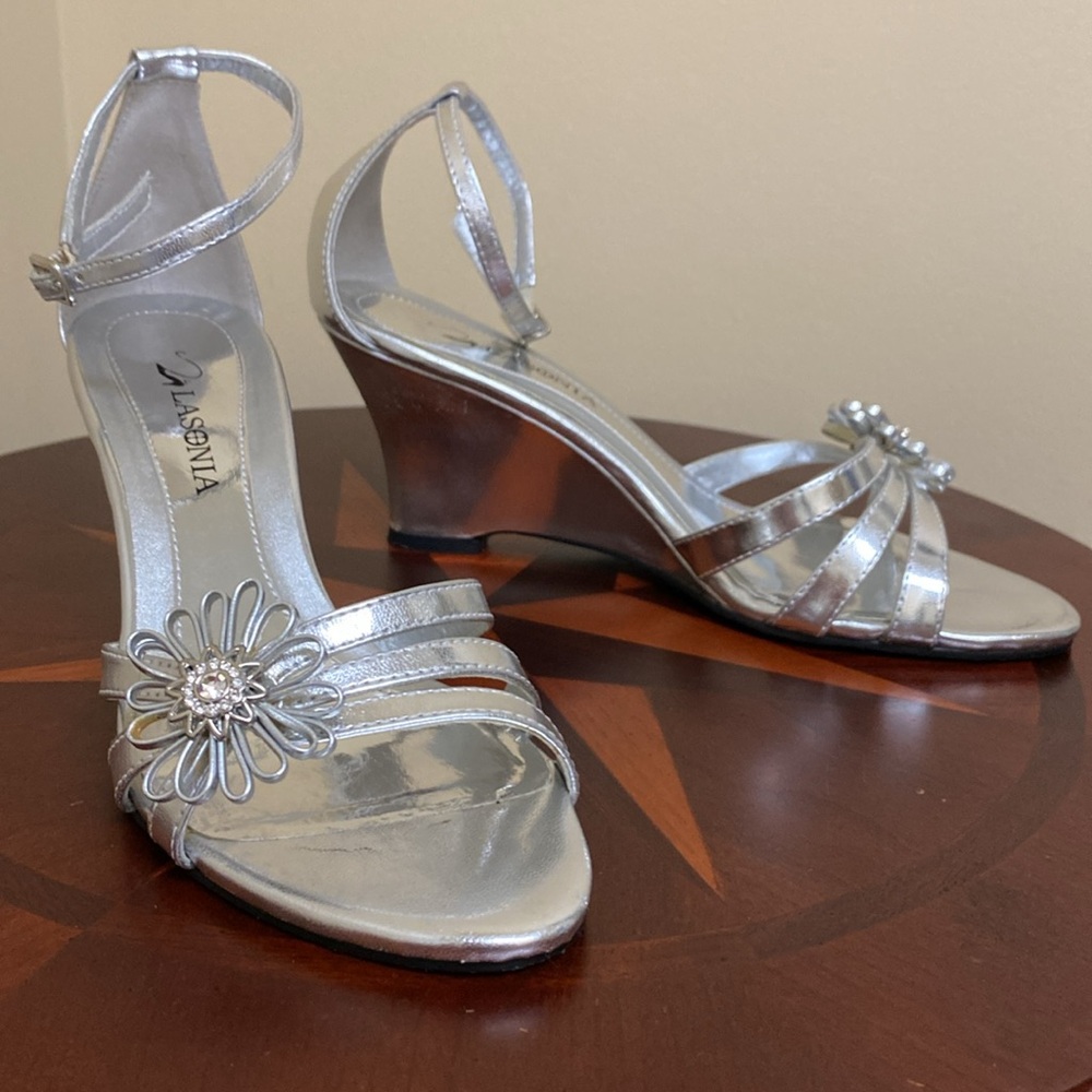 STRAP WEDGE SANDAL WITH FLOWER DETAIL LIKE NEW
